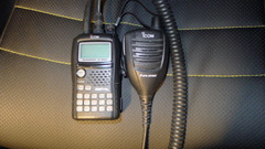 Icom IC E92D mit GPS-Mikrofon und Programmierkabel